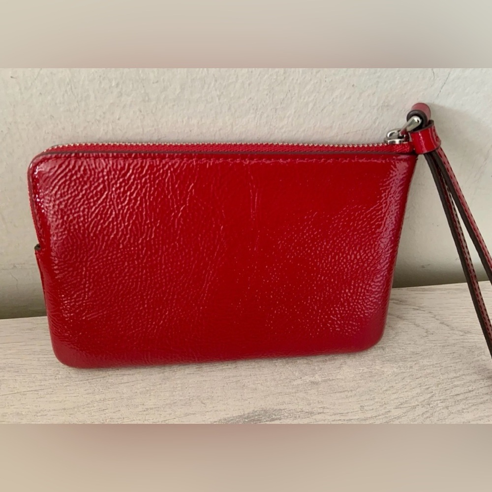 NWT COACH CORNER ZIIP CRINKLE PATENT LEATHER WRISTLET RED - Picture 3 of 6